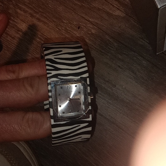 Woman's Fashion Watch (needs battery) - Picture 3 of 3